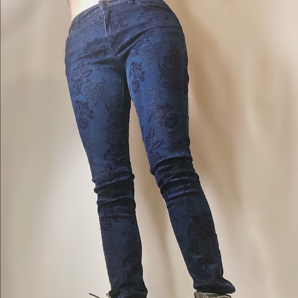 Leara Woman slim fit jeans velvet floral detail